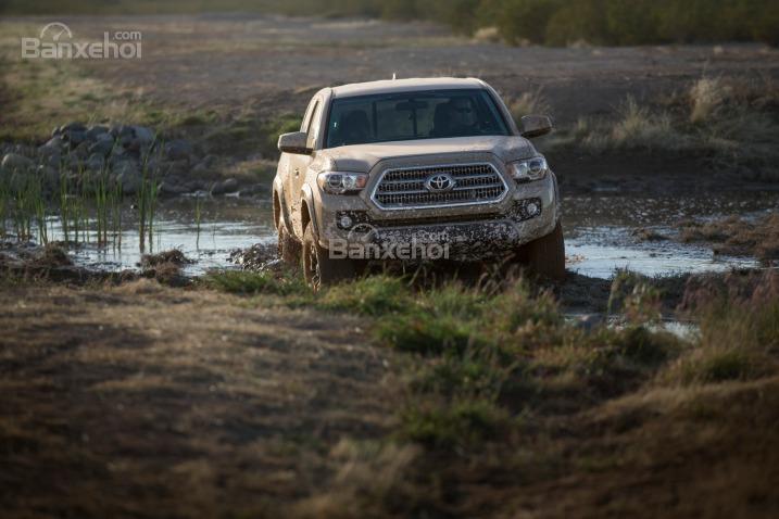 So sánh xe Chevrolet Colorado 2018 và Toyota Tacoma 2018 về trải nghiệm lái.