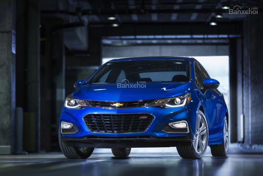 Đầu xe Chevrolet Cruze sở hữu những chi tiết thiết kế góc cạnh, sắc sảo Đầu xe Chevrolet Cruze sở hữu những chi tiết thiết kế góc cạnh, sắc sảo.