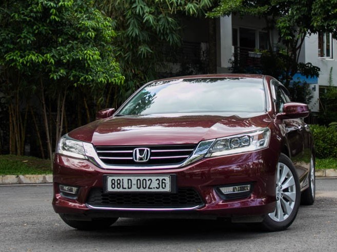 Đầu xe Honda Accord 2015.