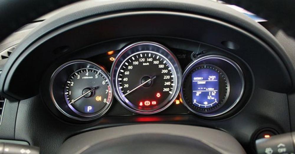 Cụm đồng hồ lái của Mazda CX-5 2015.