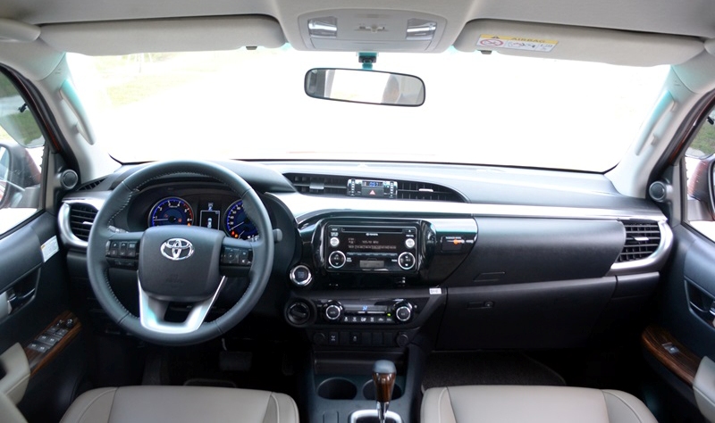 Đánh giá xe Toyota Hilux 2015: Cụm đồng hồ của Toyota Hilux 2015 gồm 2 đồng hồ lớn ở hai bên Đánh giá xe Toyota Hilux 2015: Cụm đồng hồ của Toyota Hilux 2015 gồm 2 đồng hồ lớn ở hai bên.
