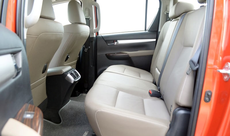 Đánh giá xe Toyota Hilux 2015: Khoảng để chân giữa hai hàng ghế của xe tương đối khiêm tốn.