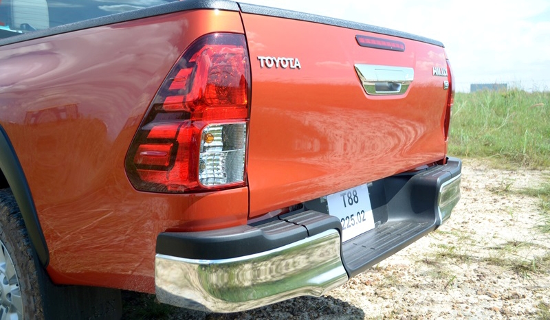 Đánh giá xe Toyota Hilux 2015: Cụm đèn sau cỡ lớn, có viền màu đen bao quanh.