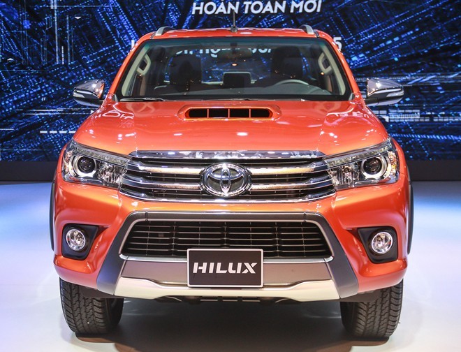 Đầu xe Toyota Hilux 2015.