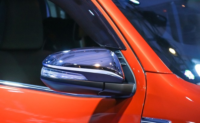 Đánh giá xe Toyota Hilux 2015: Gương chiếu hậu chỉnh, gập điện.