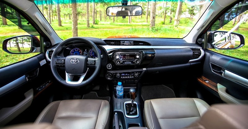 Các chuyên gia đánh giá xe Toyota Hilux 2016 cho rằng, mẫu xe này có không gian nội thất rộng và tiện nghi không hề thua bất kỳ mẫu SUV nào Các chuyên gia đánh giá xe Toyota Hilux 2016 cho rằng, mẫu xe này có không gian nội thất rộng và tiện nghi không hề thua bất kỳ mẫu SUV nào.