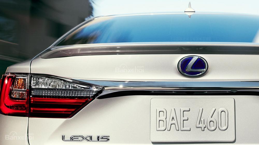 Đánh giá xe Lexus ES 350 2016: Thiết kế cụm đèn hậu