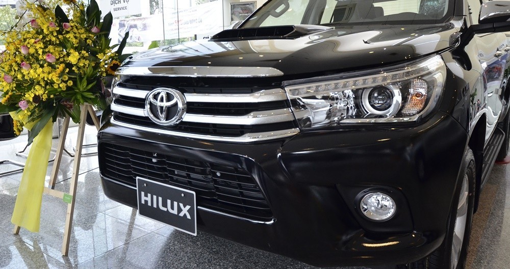 Đầu xe Toyota Hilux được thiết kế cứng cáp hơn.