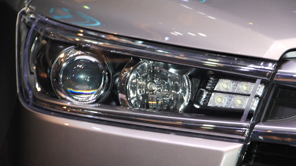 Toyota Innova 2016 sử dụng cụng đèn pha dạng LED.