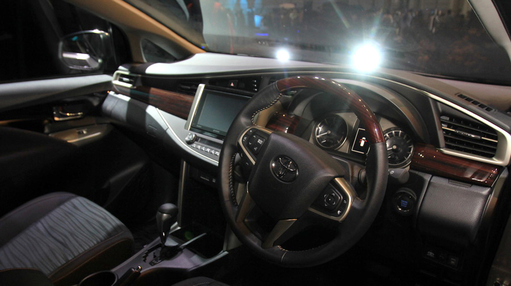 Bảng điều khiển trung tâm của Toyota Innova 2016 được thiết kế lại mang lại vẻ đơn giản và mạnh mẽ.