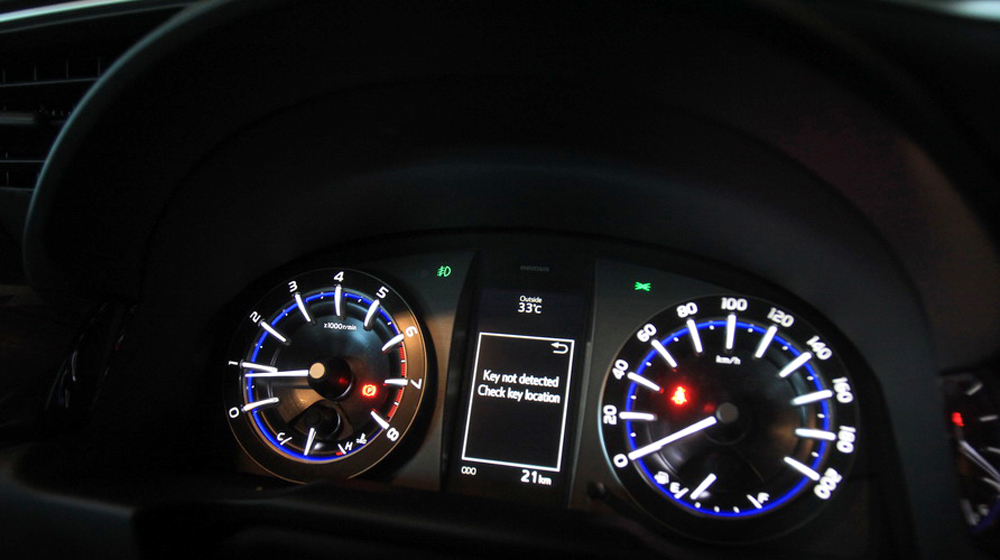 Bảng đồng hồ lái Option của Toyota Innova 2016 được bố trí dễ nhìn.
