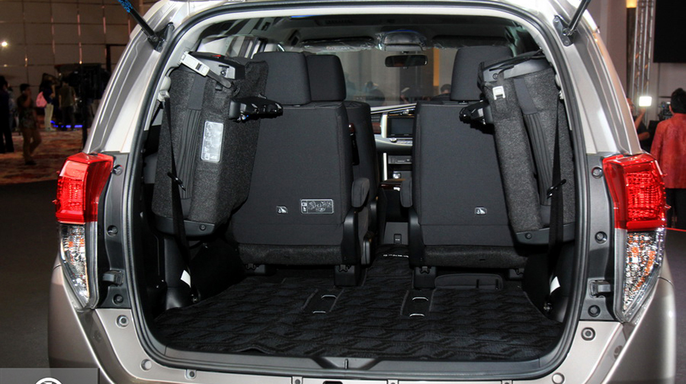 Khoang hành lý của Toyota Innova 2016 có thể mở rộng linh hoạt thông qua việc gập các hàng ghế.