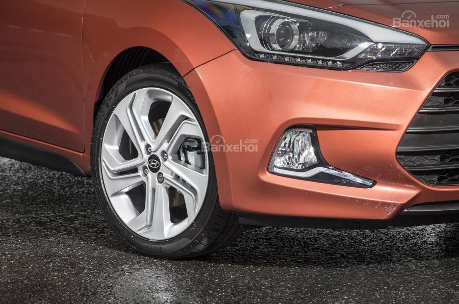 Đánh giá xe Hyundai i20 Coupe 2016 phần đầu xe 2