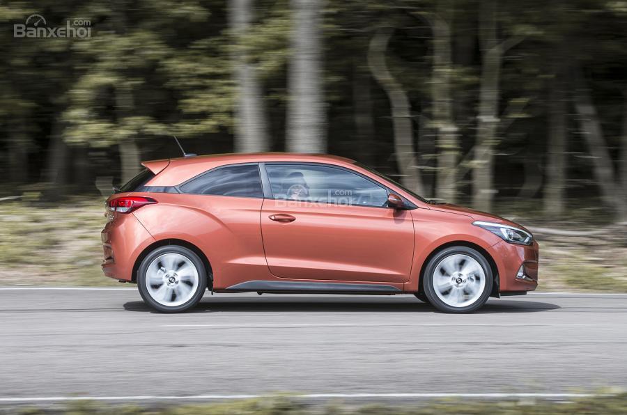 Đánh giá xe Hyundai i20 Coupe 2016 phần thân xe 1