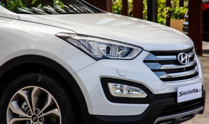 Đèn pha và đèn sương mù của Hyundai Santa Fe 2014.