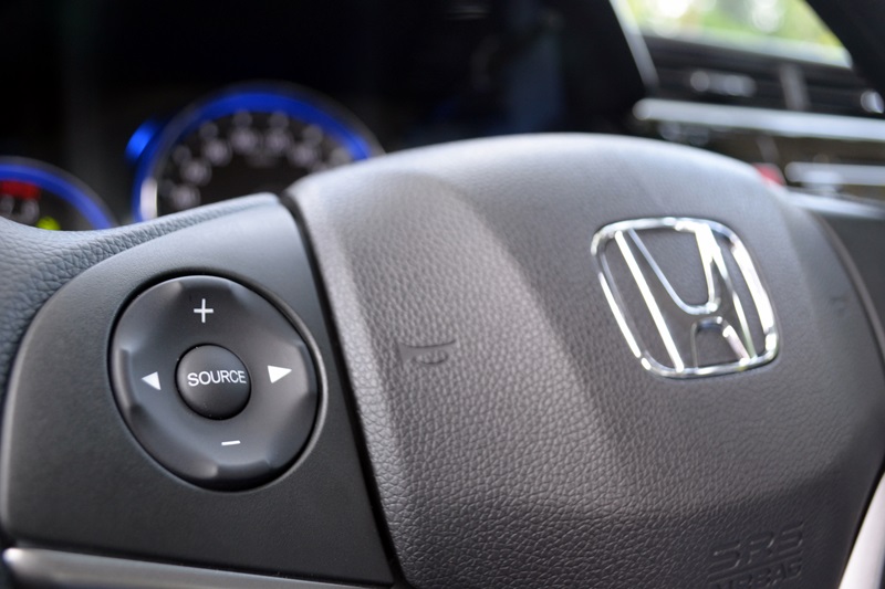 Đánh giá Honda City 2016: vô-lăng có tích hợp các phím bấm điều khiển hệ thống âm thanh và chế độ điện thoại rảnh tay.