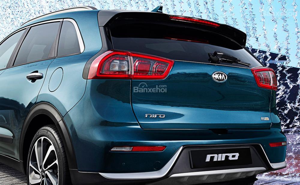 Đánh giá xe Kia Niro hybrid 2017 phần đuôi 1