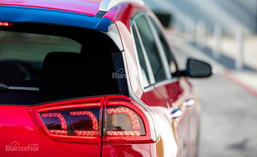 Đánh giá xe Kia Niro hybrid 2017 phần đuôi 3
