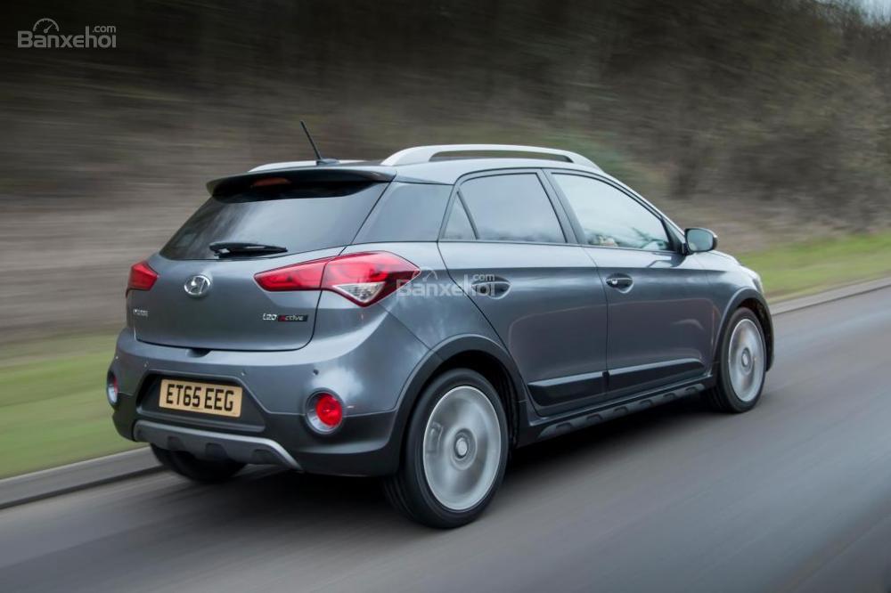 Đánh giá xe Hyundai i20 Active 2016 phần đuôi 3.