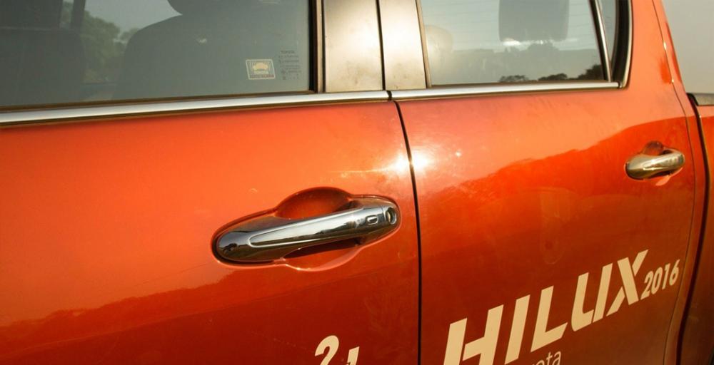 Đánh giá xe Toyota Hilux 2016 phần thân 3.