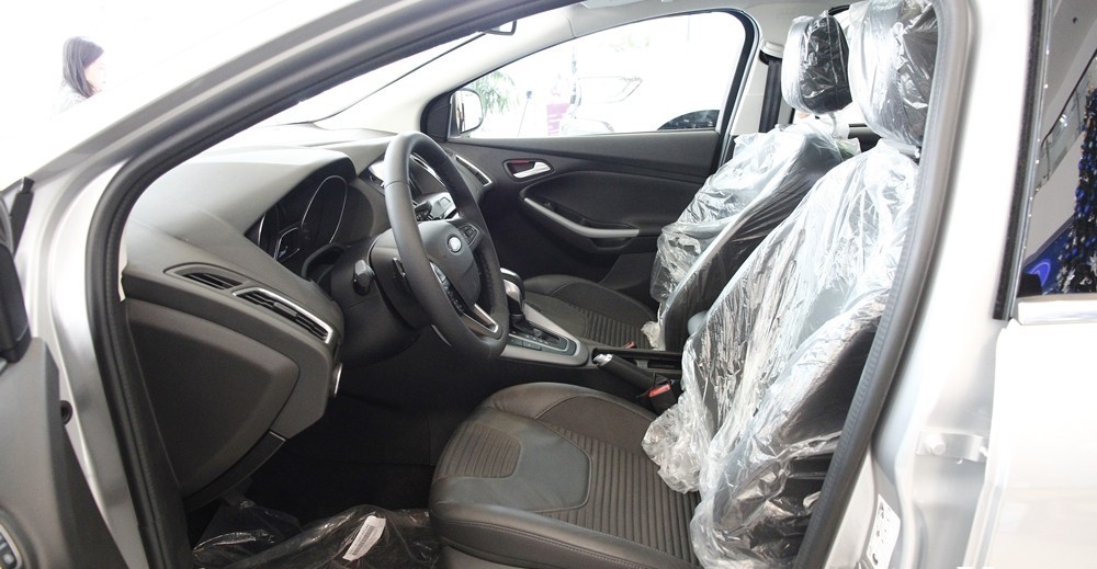 Ghế ngồi của Ford Focus được bọc da với không gian ngồi tương đối vừa vặn.
