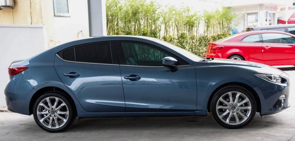 Thân xe Mazda 3 2015 sở hữu những đường gân dập nổi mạnh mẽ, trẻ trung.