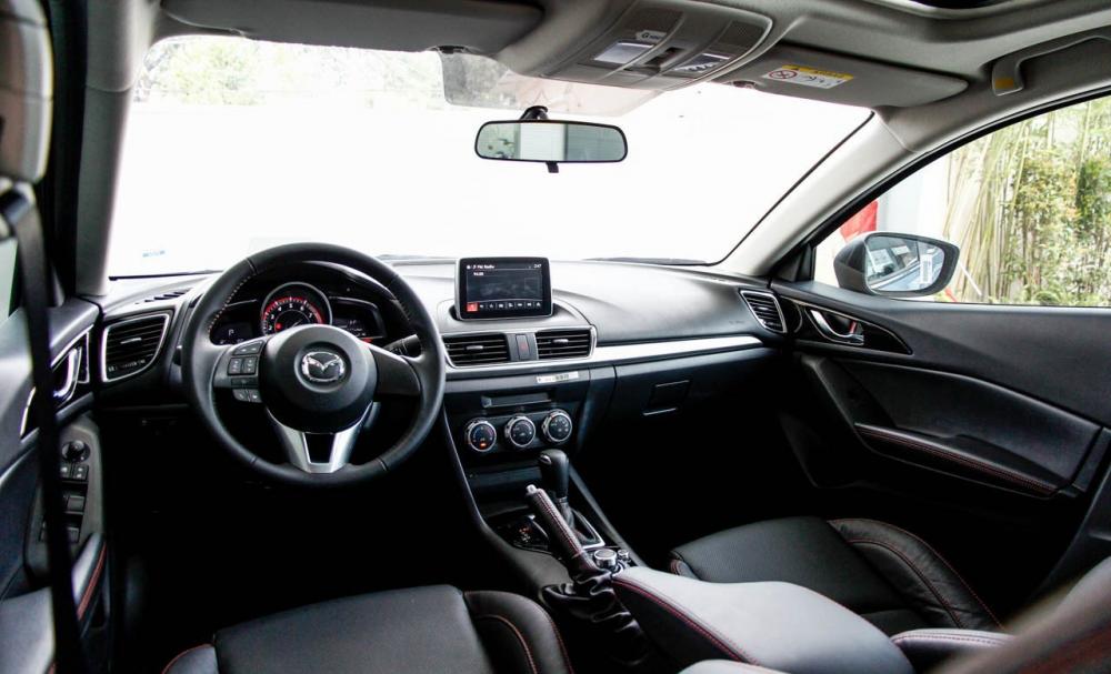 Không gian nội thất của Mazda 3 1.5L 2015 được bố trí hết sức hợp lý, mang lại sự thoải mái cho người dùng.
