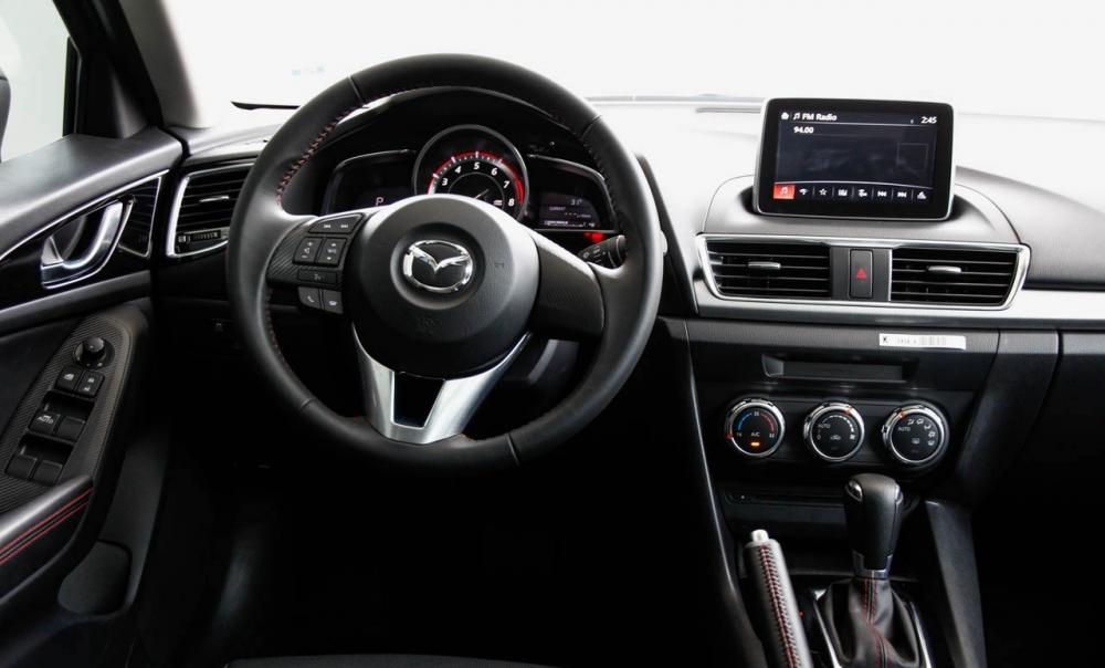 Vô-lăng của Mazda 3 2015 được làm bằng chất liệu da mềm mại.