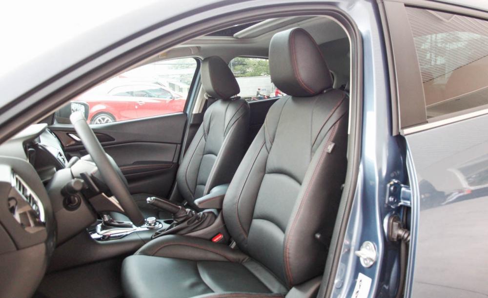 Các ghế ngồi của Mazda 3 2015 cũng được bọc da sang trọng.