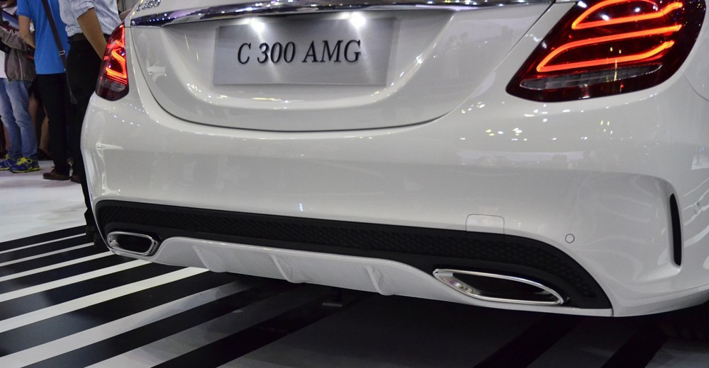 Đánh giá xe Mercedes-Benz C300 AMG 2015 phần đuôi 2.