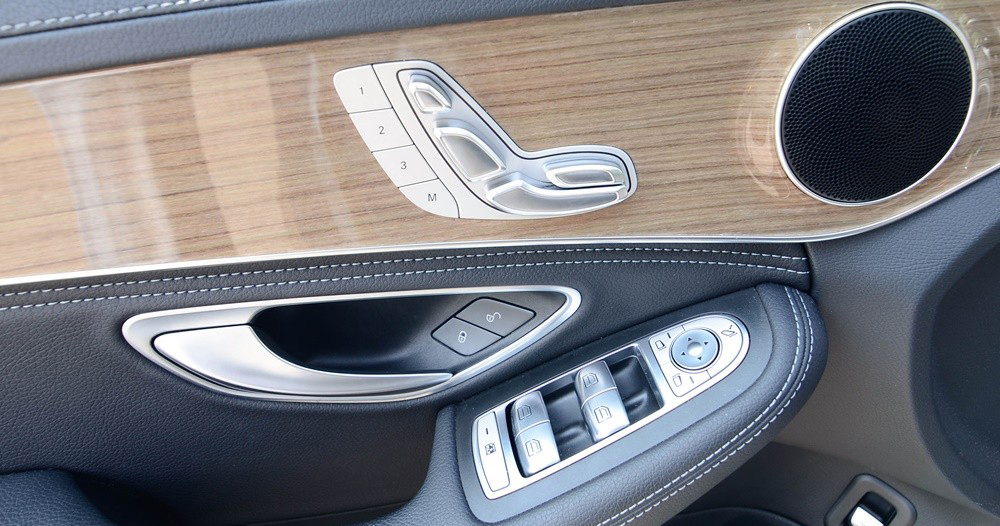 Đánh giá xe Mercedes-Benz C-Class 2015 phần nội thất 3.