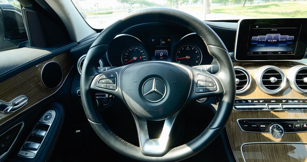 Đánh giá xe Mercedes-Benz C-Class 2015 phần nội thất 5.