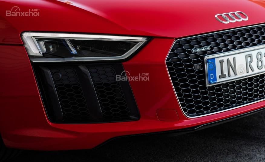 Đánh giá xe Audi R8 2017: Các góc cạnh thẳng thay vì dạng cong như mẫu xe năm 2015