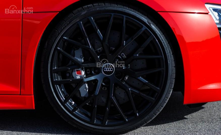 Đánh giá xe Audi R8 2017: Kế hợp với màu đỏ của thân xe càng thêm ấn tượng