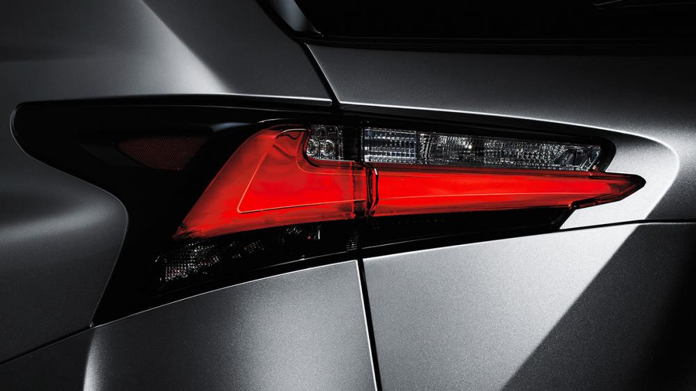 Đánh giá xe Lexus NX 200T 2016 phần đuôi 2.