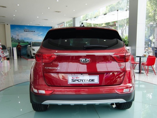 So sánh xe Kia Sportage 2016 và Hyundai Tucson 2016 có một số khác biệt về đuôi xe.