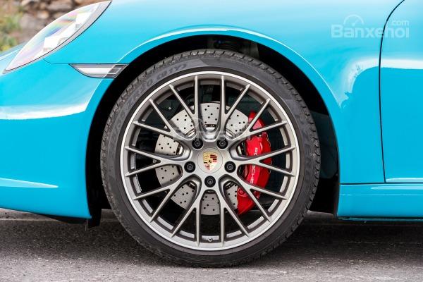 Đánh giá xe Porsche 911 Carrera 2017: Bánh xe với chi tiết đỏ tạo điểm nhấn