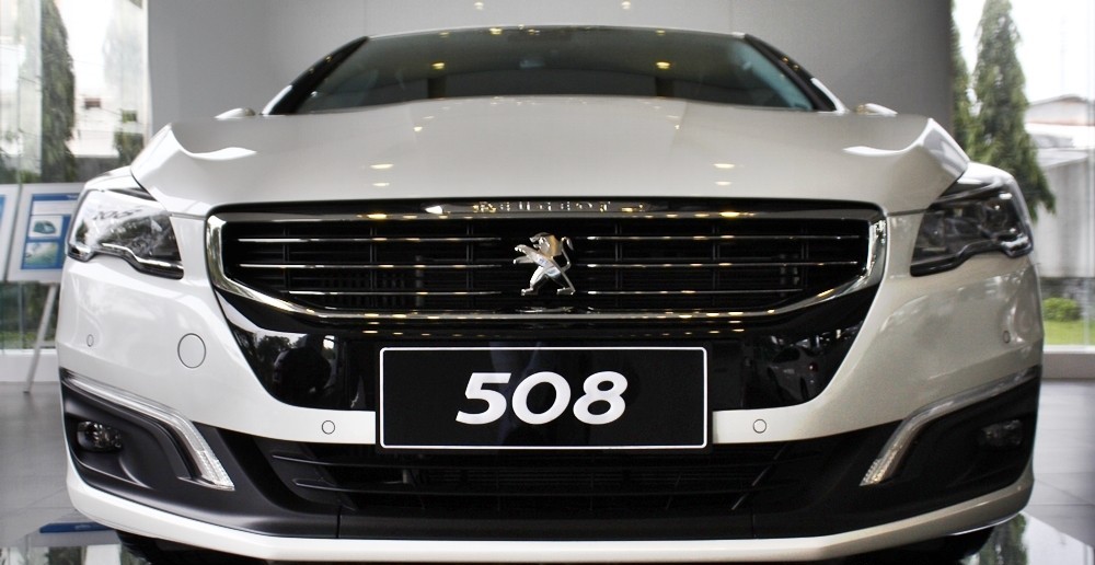 Peugeot 508 2015 có mặt ga-lăng mạ crom sang trọng phối hợp hài hòa với cản trước tối màu.