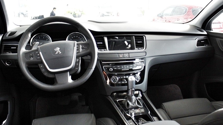 So sánh xe Toyota Camry 2015 và Peugeot 508 2015 a.