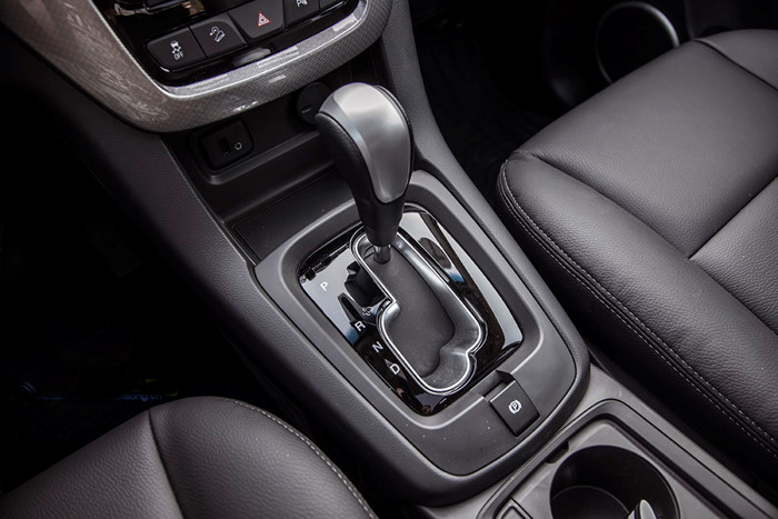 Đánh giá xe Chevrolet Captiva Revv 2016 có trục cần số tự động.