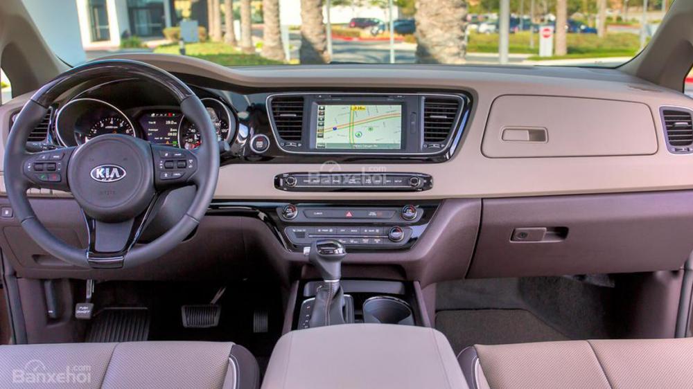 So sánh nội thất xe Kia Sedona 2015 và Honda Odyssey 2016.