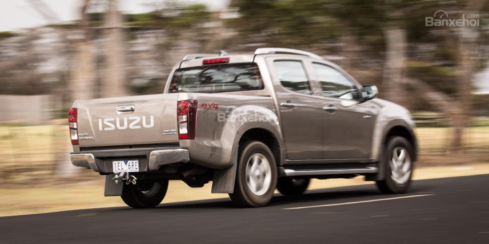 Toàn bộ đuôi Isuzu D-MAX 3.0 khi nhìn từ bên phải.