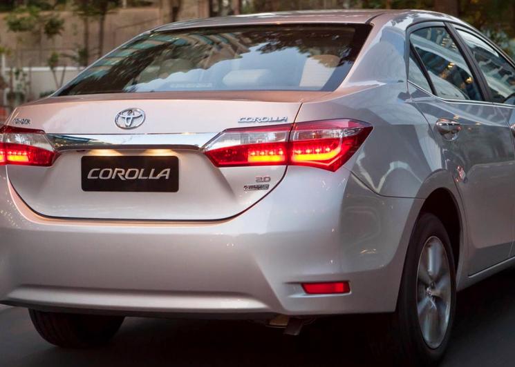 Đánh giá xe Toyota Corolla Altis 2016 có đuôi rất hài hòa và trẻ trung.