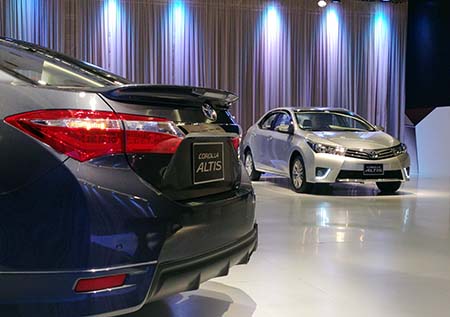 Đánh giá xe Toyota Corolla Altis 2016 có đuôi gió thể thao.