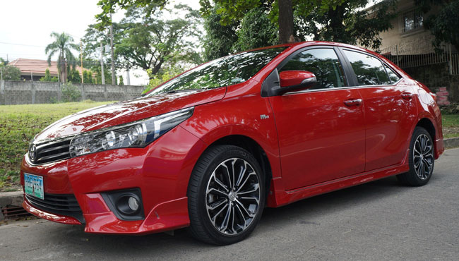 Đánh giá xe Toyota Corolla Altis 2016 có thân khá mềm mại với tay nắm cửa mạ chrome.