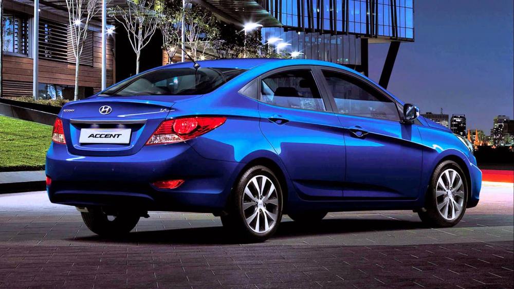 Hông xe Hyundai Accent Blue 2015 được nhìn nghiêng.