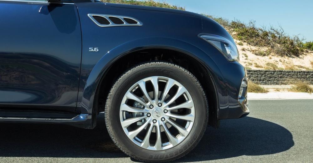 Đánh giá xe Infiniti QX80 2015 có la zăng đa chấu cỡ 22 inch.