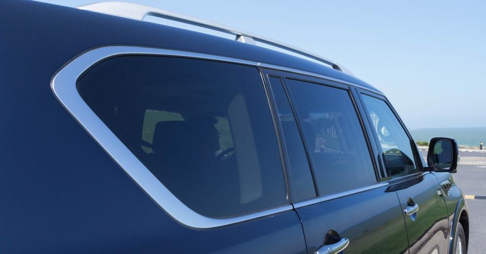 Đánh giá xe Infiniti QX80 2015 có viền cửa sổ đều được mạ chrome.