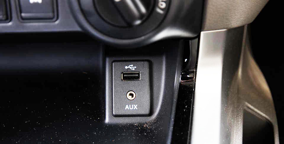 Đánh giá xe Nissan Navara 2015 có các cổng kết nối âm thanh USB, AUX.