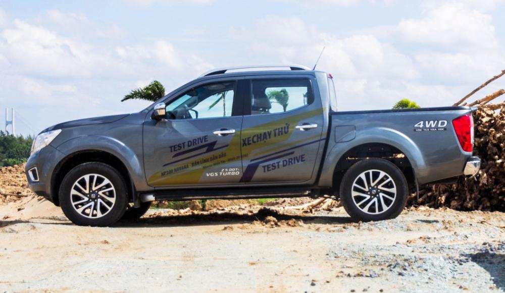 Đánh giá xe Nissan Navara 2015 có thân khá cứng cáp với những đường gân.